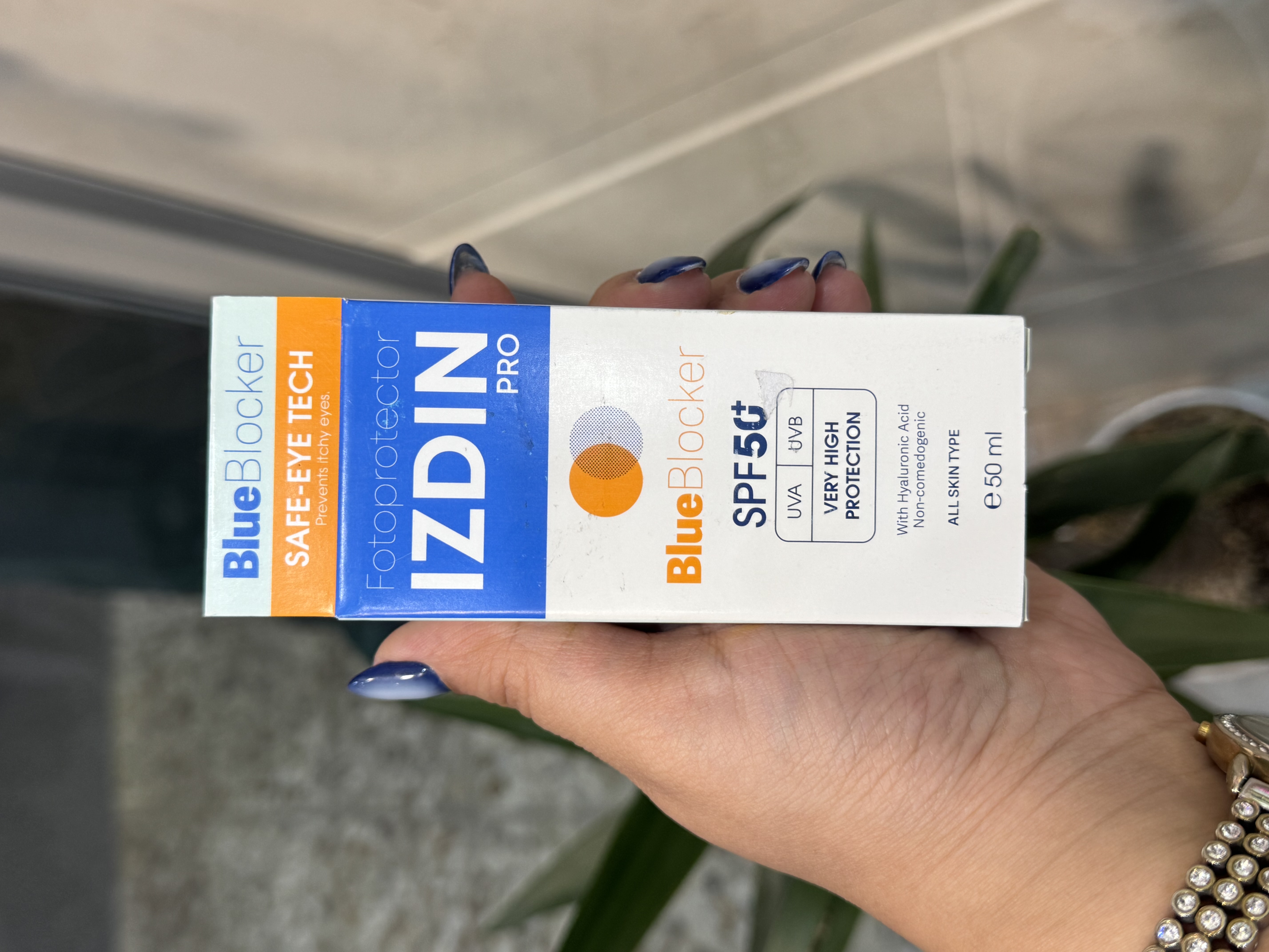 ضد آفتاب بدون رنگ فلوئید مدل بلو بلاکر ایزدین پرو 50ml